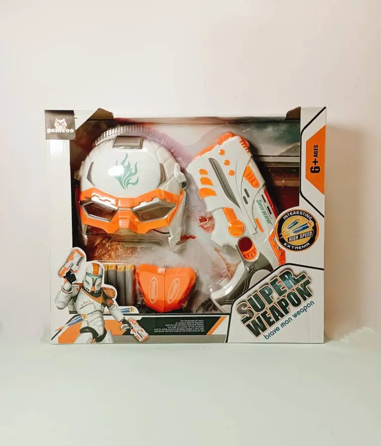 فرد طلقات اسفنج مع قناع