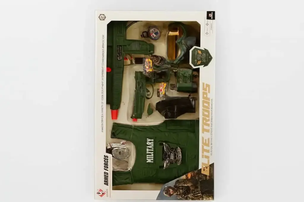 مجموعة اسلحة عسكرية مع درع