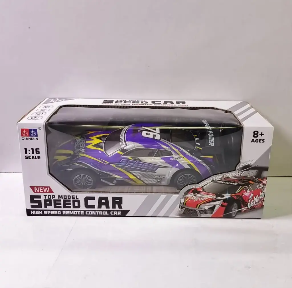 سيارة سباق مع جهاز تحكم تقيل