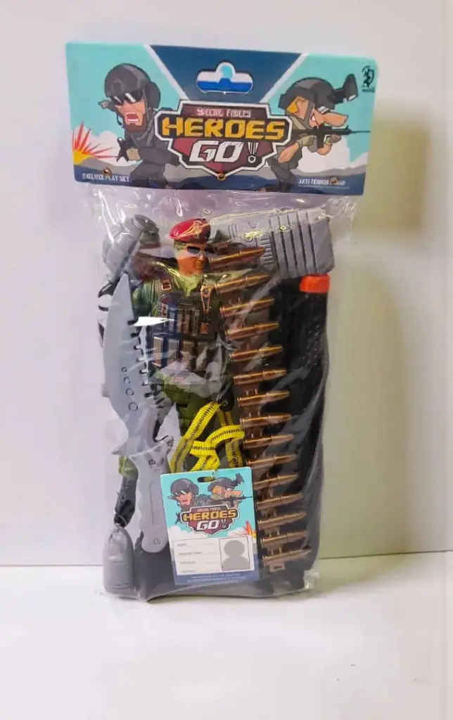 فرد مع جندي كيس