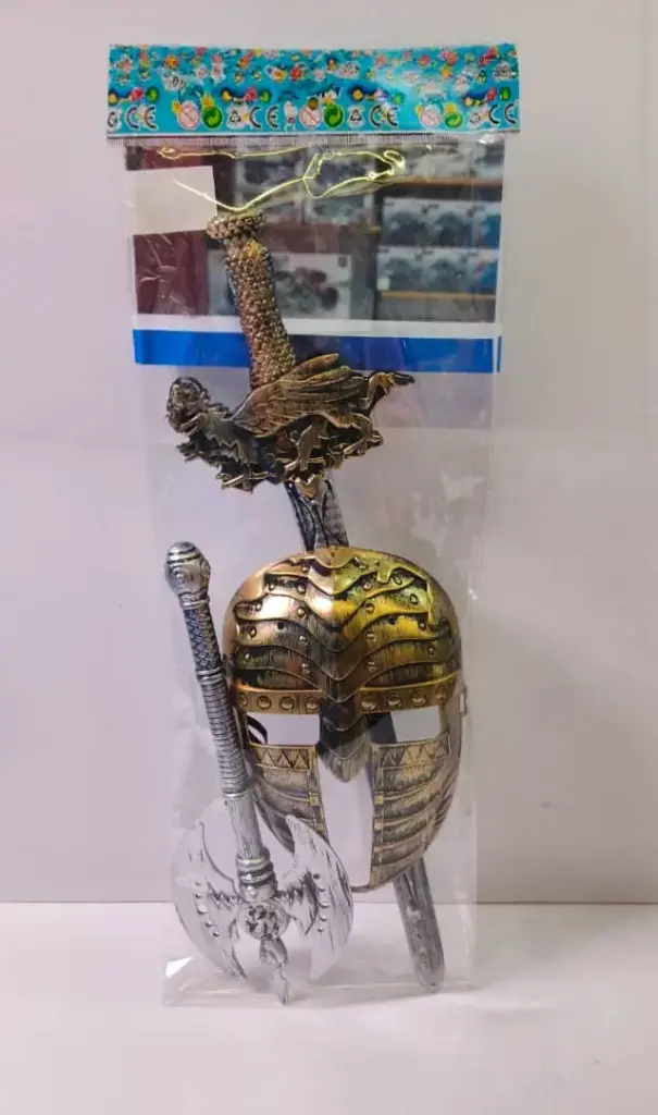 سيف مع قناع كيس