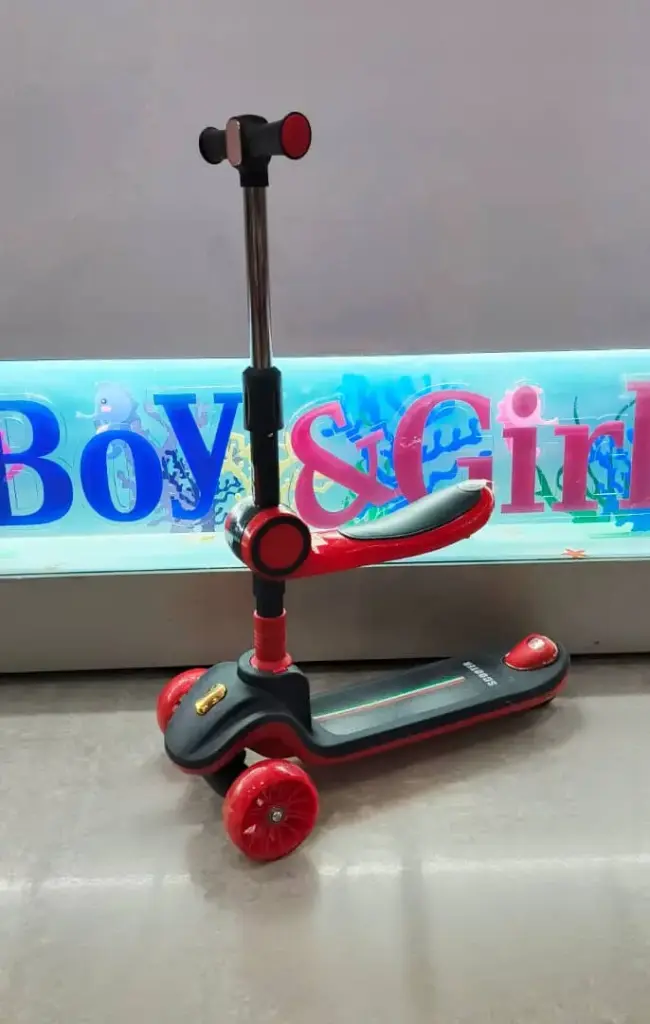 سكوتر مع مقعد اسود احمر