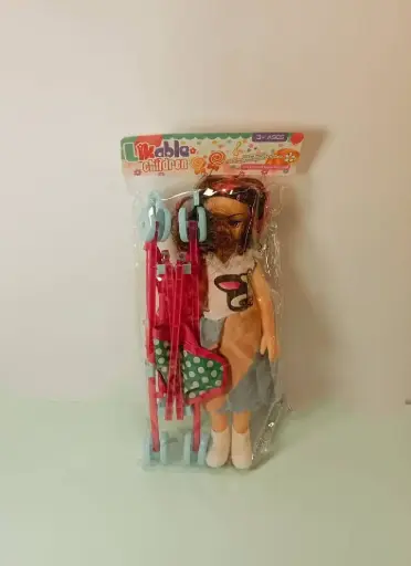 [0036] عرباية مع لعبة صغيرة